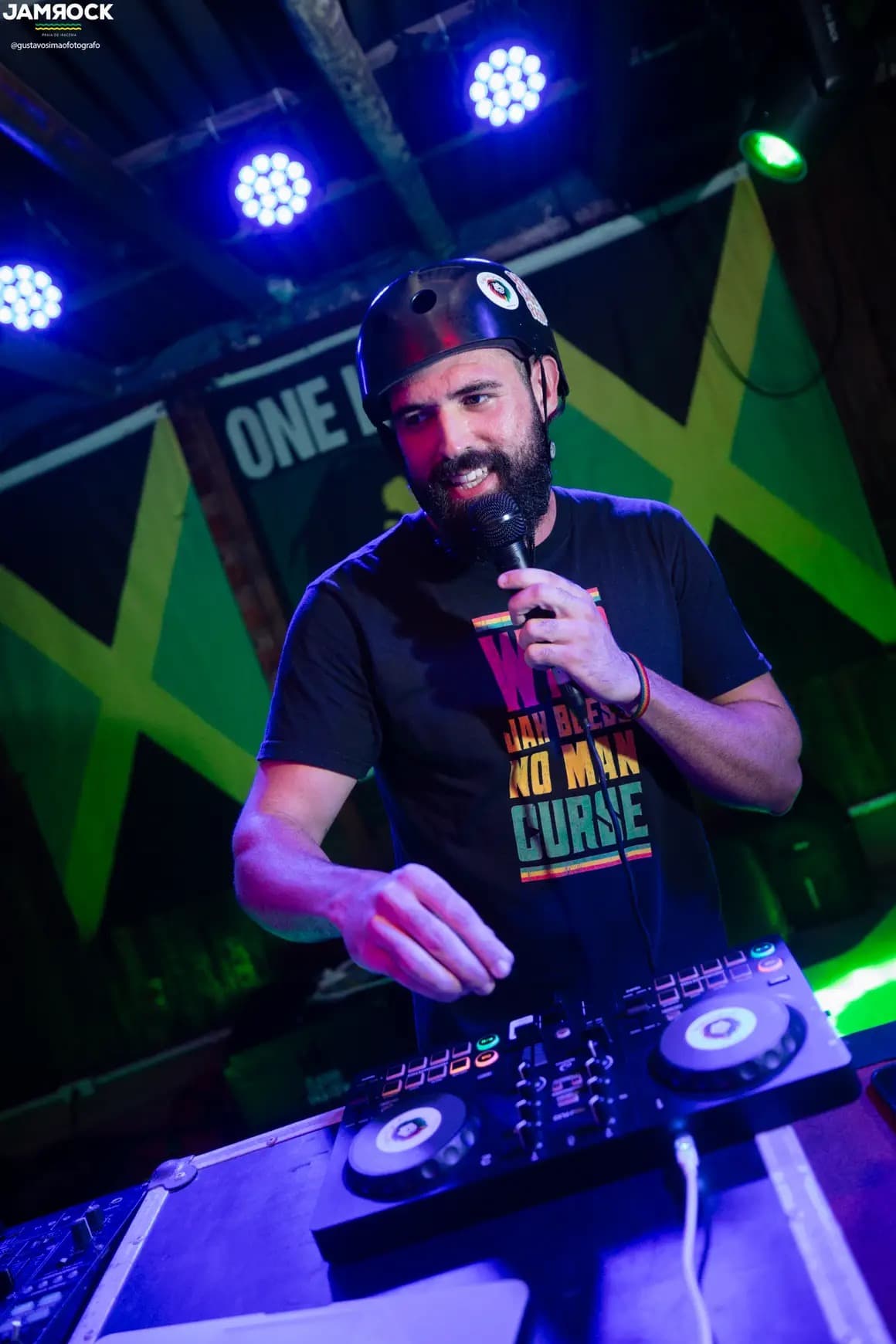 Jubi Roots selecionando reggae durante uma apresentação